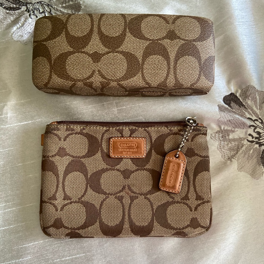 Small wallet case for glasses